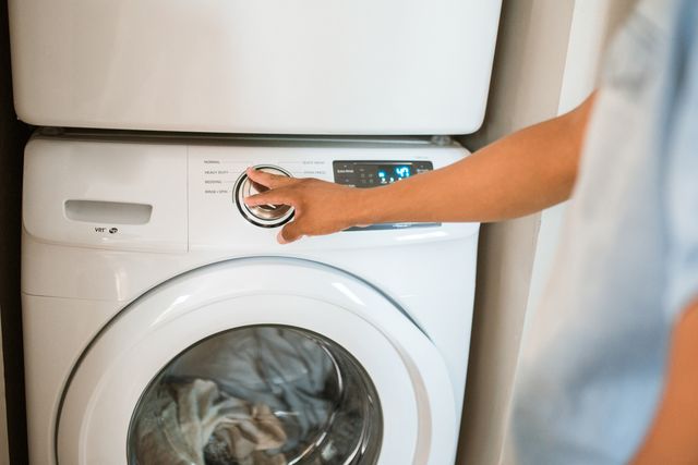 Persoon Met Witte Voorlader Wasmachine